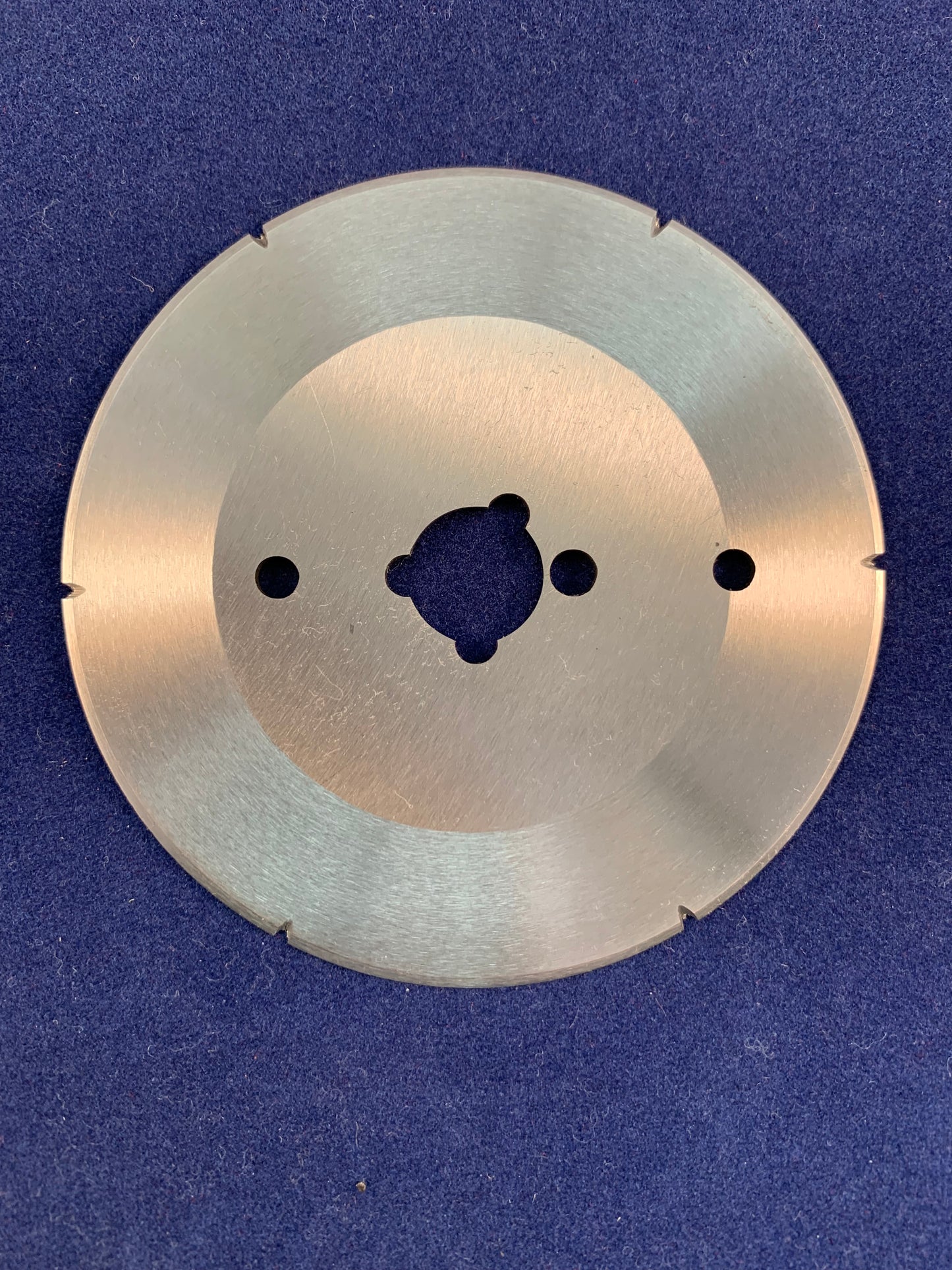 440 Kebab Plain Circular Slicers – 80x13x1.6mm with Single Bevel to Sharpener, 3 Pinholes, 3 Keyways, Serrated with 6x V-Edge Notches
