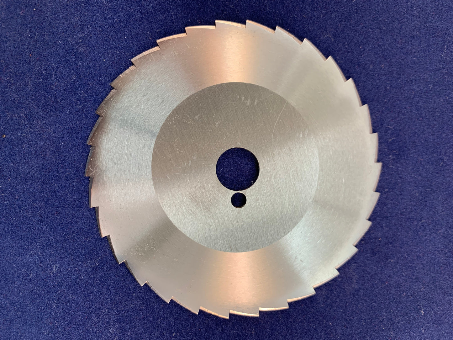 440 Polydor Kebab Circular Slicers – 90x13x1.6mm with Single Bevel to Sharpener, Serrated Edge with 30 Teeth, 1 Pinhole